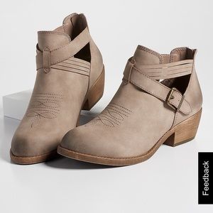 Side buckle bootie